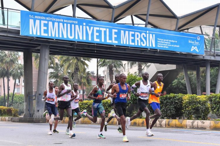 Mersin Büyükşehir Belediyesi tarafından ‘Herkes Koşar Mersin’e’ sloganıyla 10 Aralık