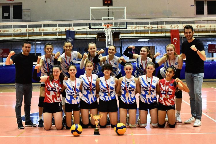 Kısa süre önce genç kızlar voleybol Mani̇sa şampi̇yonu olan Ata