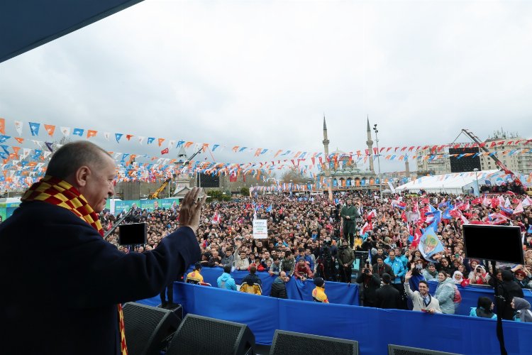 Büyük Kayseri Mitingi gerçekleştiren Cumhurbaşkanı Erdoğan, Kayseri’den övgü ile bahsederek,