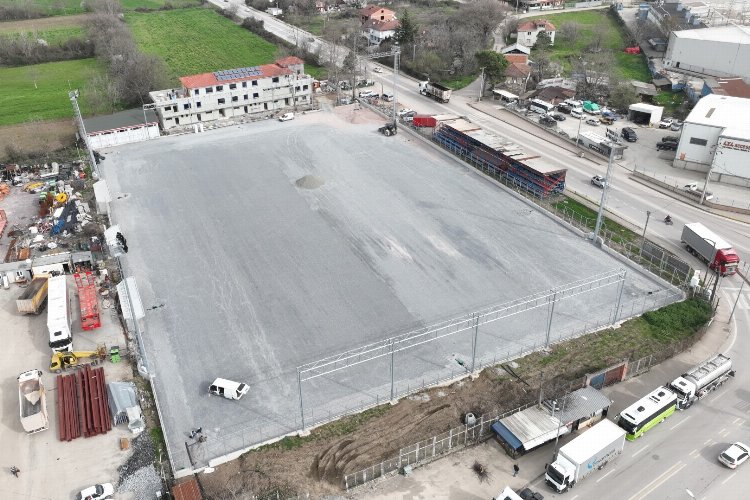 Kocaeli Büyükşehir Belediyesi, Başiskele Yakup Altun Stadında yenileme çalışmalarını sürdürüyor.