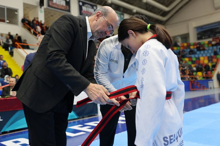 Konya’da Selçuklu Belediye Başkanı Ahmet Pekyatırmacı, Selçuklu Belediyespor Kulübü’nde Tekvando