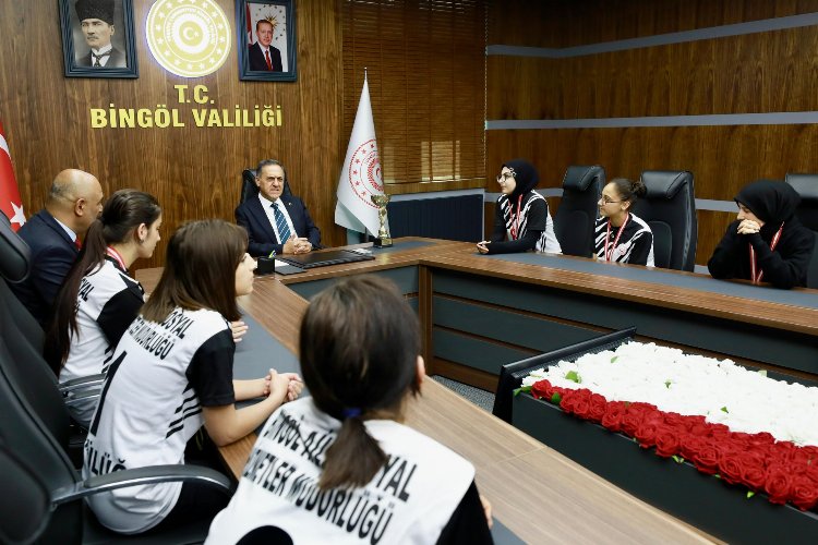 Bingöl Valisi Ahmet Hamdi Usta, Türkiye Voleybol Turnuvası’nda şampiyon olan