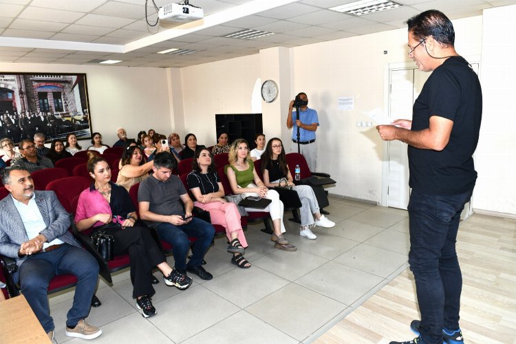 Çiğli Belediyesi’nin düzenlediği Türkçe Okuma Yazma Kursunu başarıyla tamamlayan 15’i