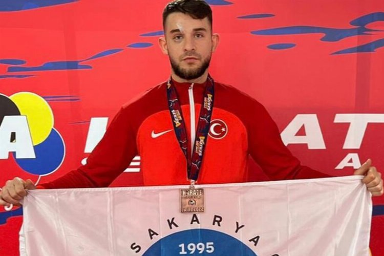 Sakarya Büyükşehir Belediyesi’nin milli armayı taşıyan karate sporcusu Fatih Şen,