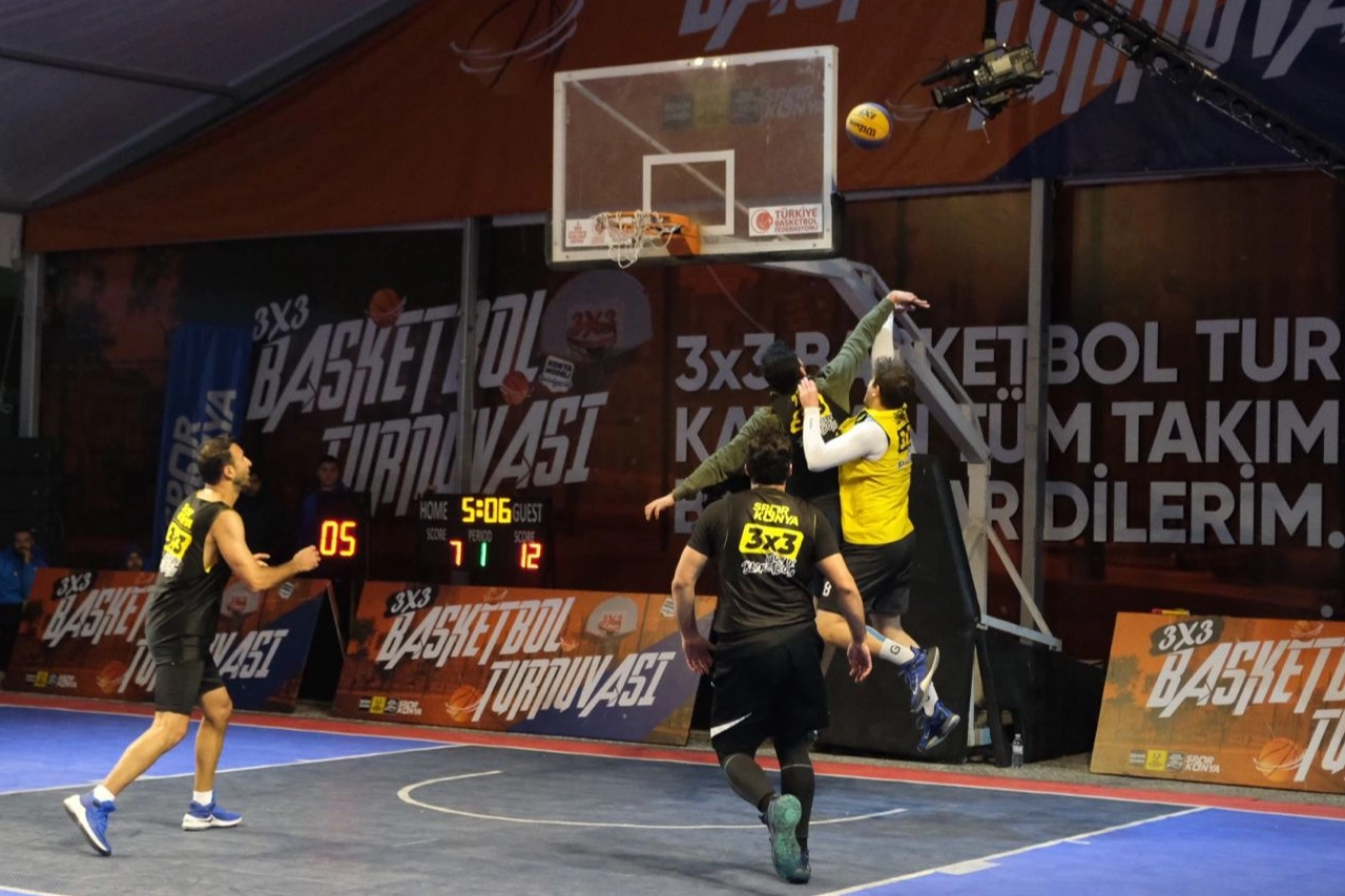 Konya Büyükşehir Belediyesi tarafından düzenlenen 3×3 Basketbol Turnuvası sporseverlere heyecan