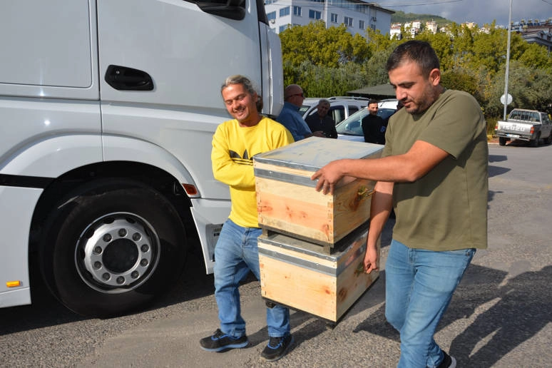 Antalya Büyükşehir Belediyesi, kırsal kesimde yaşayan üreticilere arıcılık faaliyetlerinin sürdürülebilirliği