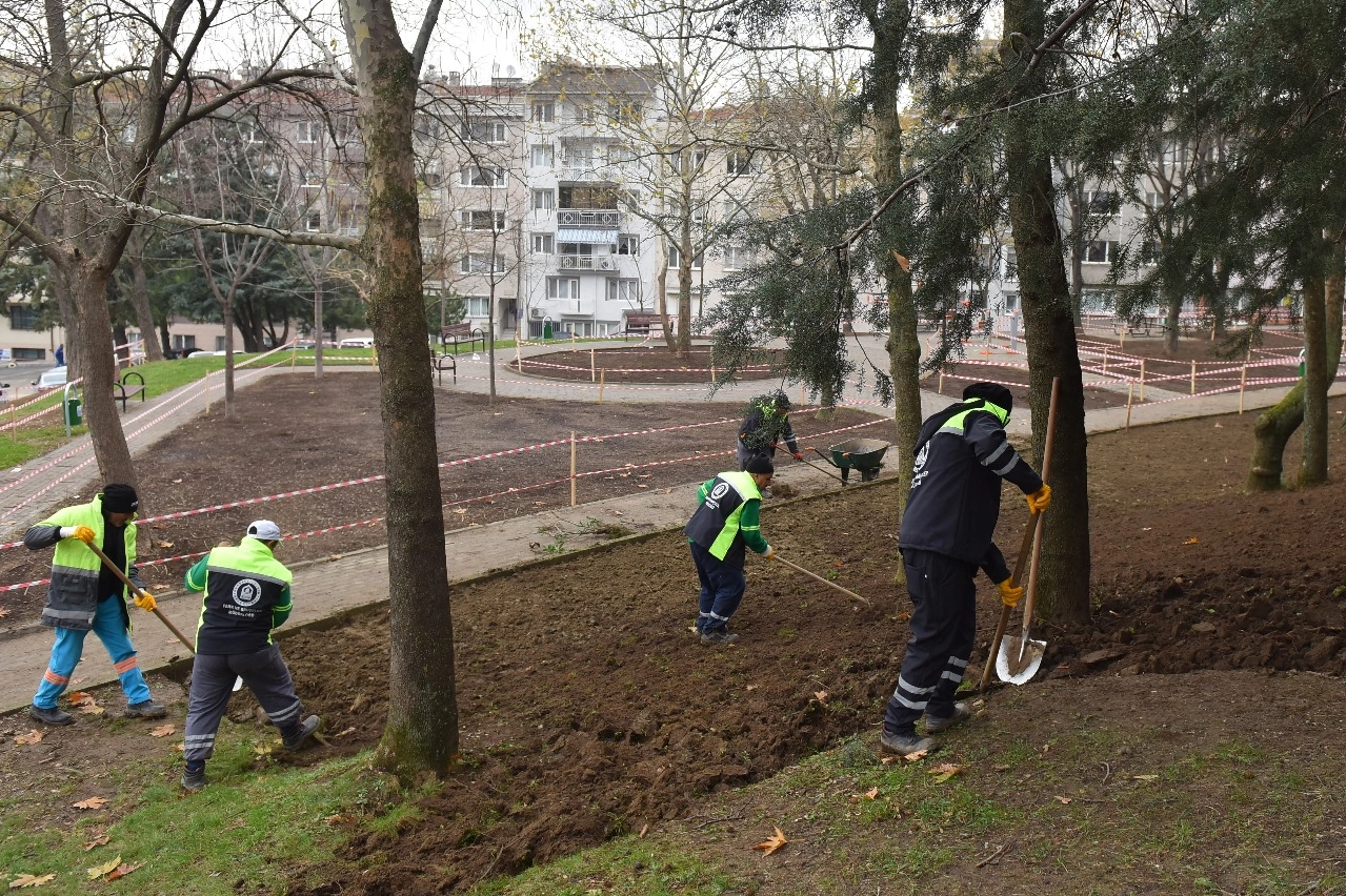 Bursa’da Yıldırım Belediyesi Park ve Bahçeler Müdürlüğü Ekipleri, parklarda bakım