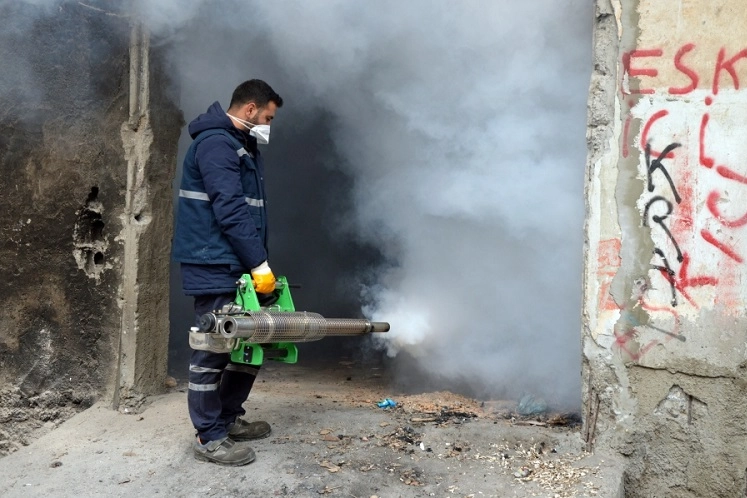 Diyarbakır Büyükşehir Belediyesi ekipleri, kent genelinde haşerelere karşı yüzde yüz