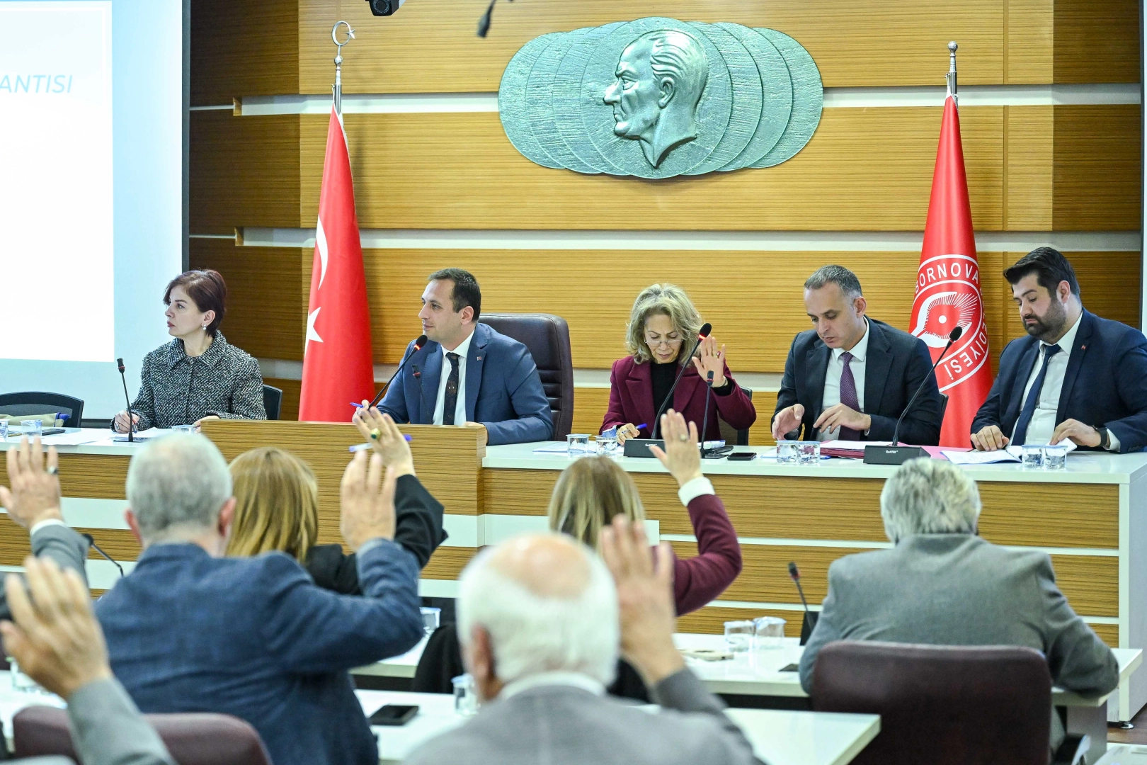 İzmir’in Bornova ilçeisnde yerel belediye yeni hizmet binasıyla modern bir