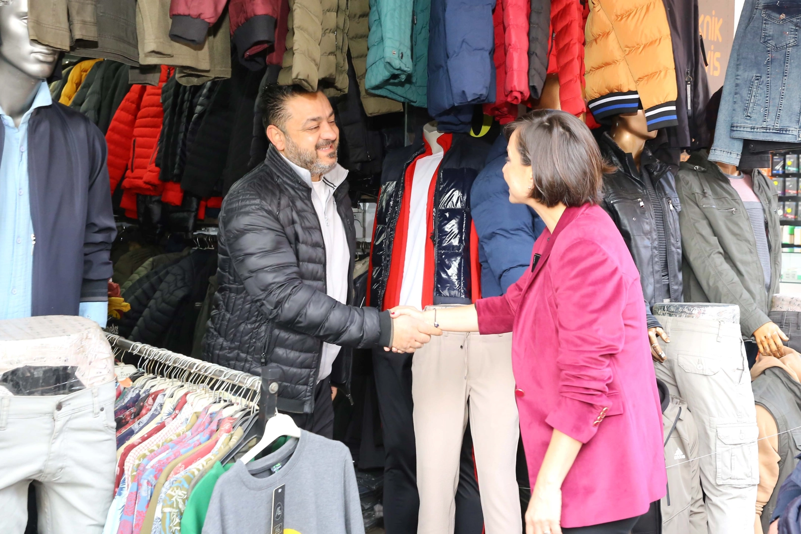 İzmir Karabağlar Belediye Başkanı Helil Kınay, ilçede yaşanan sorunları yerinde