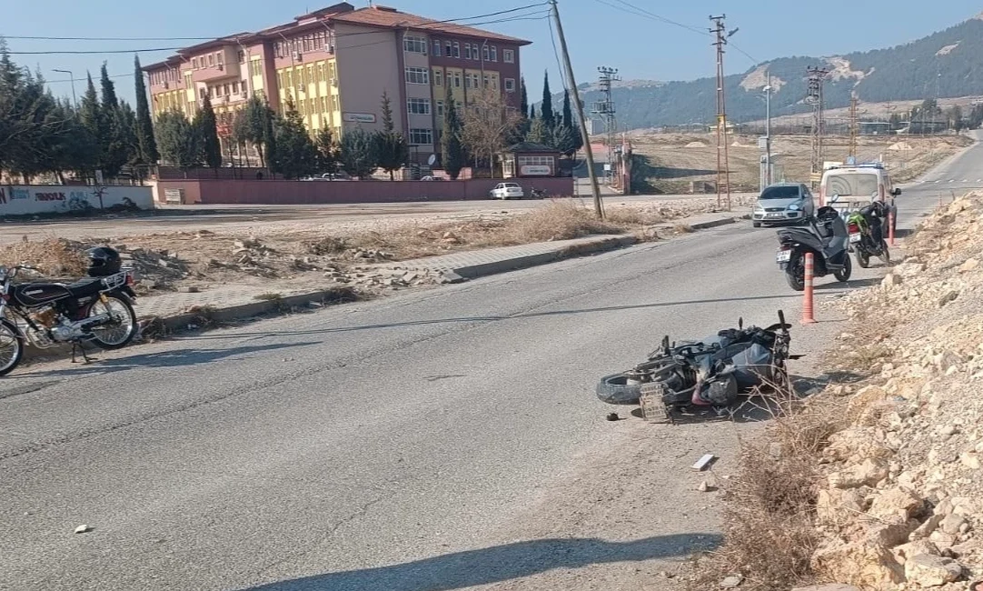 Adıyaman Esentepe TOKİ yolu üzerinde meydana gelen kazada, direksiyon hakimiyetini