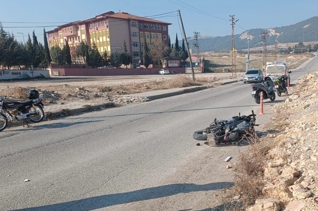 Adıyaman Esentepe TOKİ yolu üzerinde meydana gelen kazada, direksiyon hakimiyetini