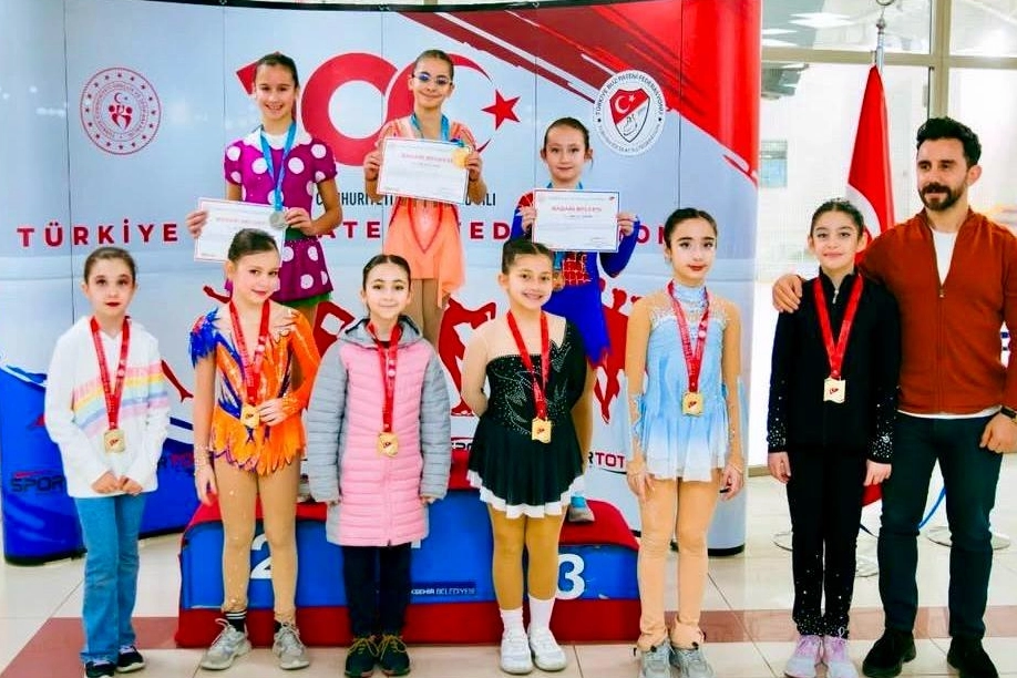 İzmir Büyükşehir Belediyesi Spor Kulübü sporcuları Bornova Aşık Veysel Buz