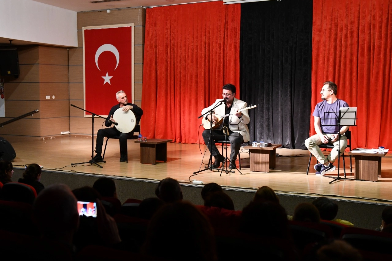 İzmir Çiğli Belediyesi tarafından düzenlenen “Nefes: Şiir ve Türkünün Buluşması”