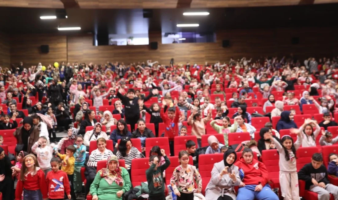 Kocaeli Çayırova Belediyesi’nin, ara tatilde ilçedeki minikler için düzenlediği tiyatro