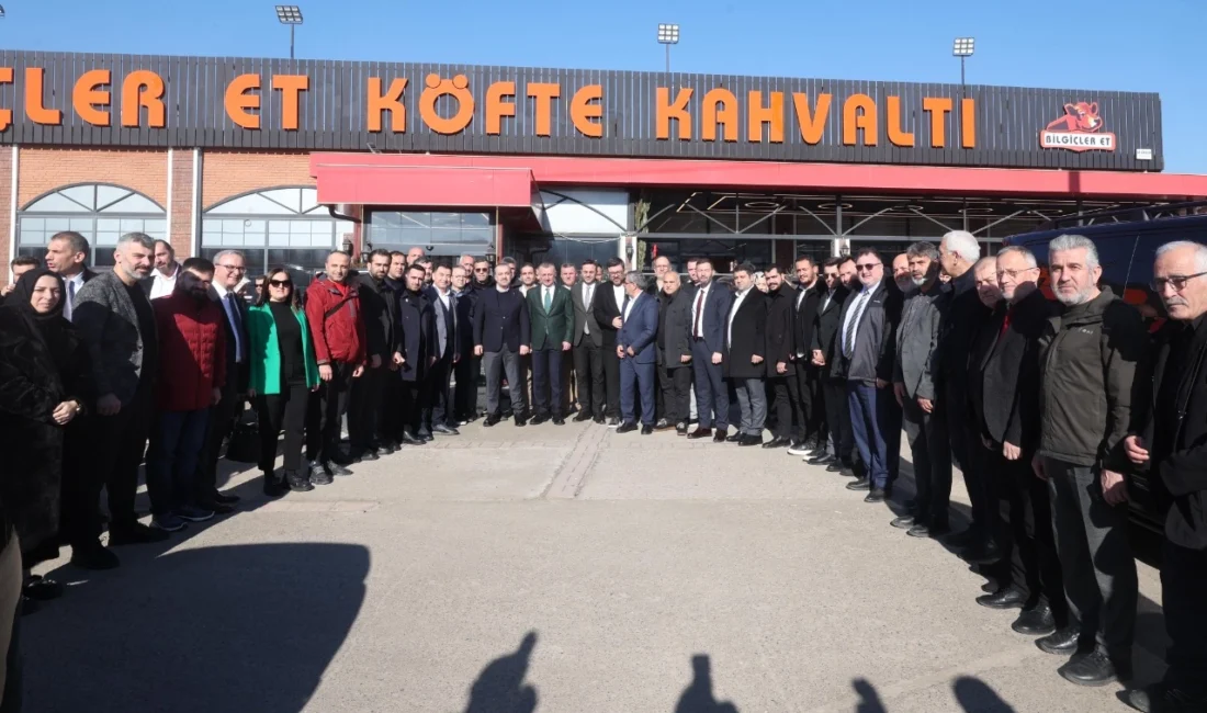 Kocaeli Büyükşehir Belediye Başkanı Tahir Büyükakın, Başiskele’de esnaf ve vatandaşlarla