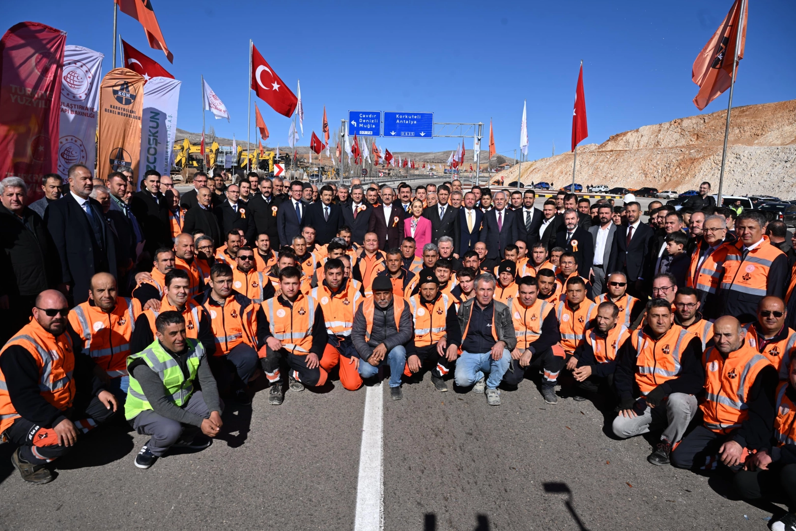 Ulaştırma ve Altyapı Bakanı Abdulkadir Uraloğlu, Korkuteli-Elmalı Yolu ile yıllık