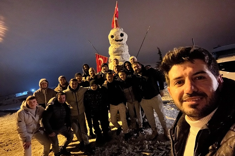 Edirne Keşan’a bağlı Yenimuhacir beldesinde gençler, Belediye Başkanı Tamer Kıral’ın