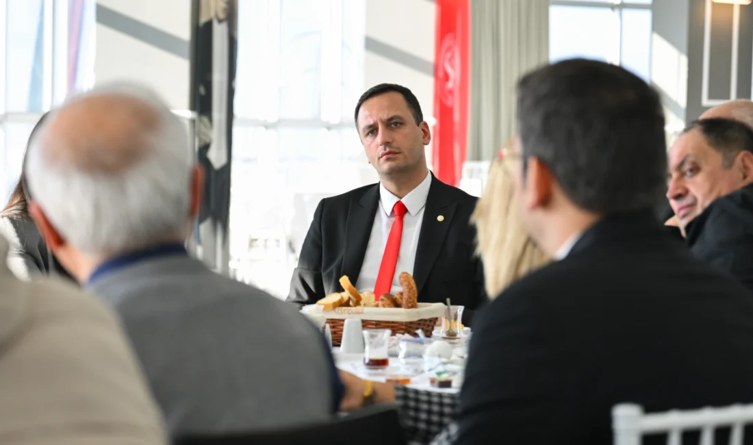 İzmir’de Bornova Belediye Başkanı Ömer Eşki, ilçedeki Alevi derneklerinin temsilcileriyle