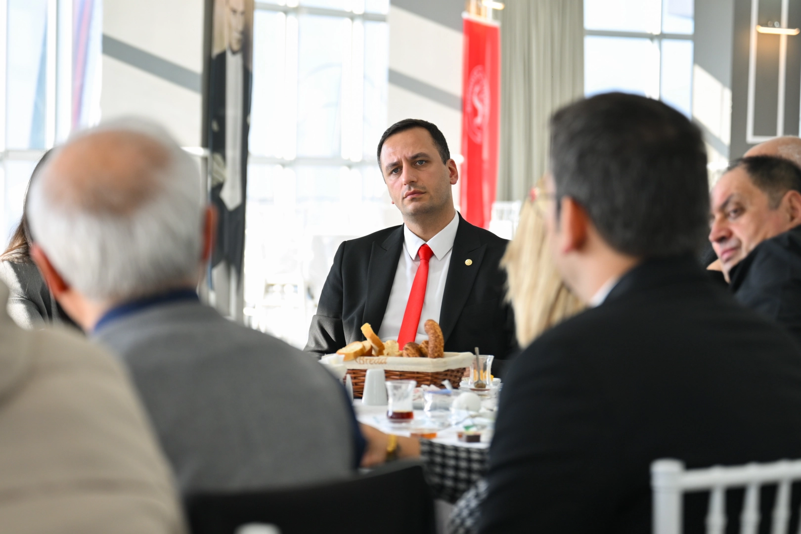 İzmir’de Bornova Belediye Başkanı Ömer Eşki, ilçedeki Alevi derneklerinin temsilcileriyle