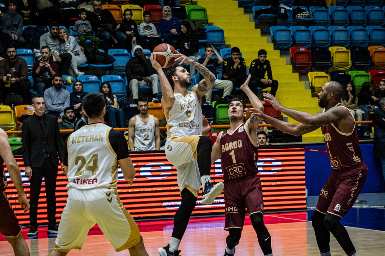 Türkiye Sigorta Basketbol Ligi’nin 25. haftasında Bandırma Bordo Basketbol’u kendi