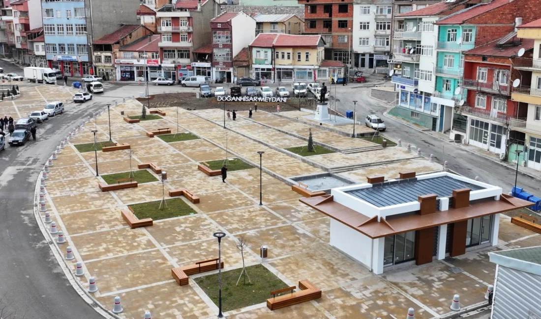 Konya Büyükşehir Belediyesi tarafından Doğanhisar ilçe merkezinde meydan düzenleme çalışması