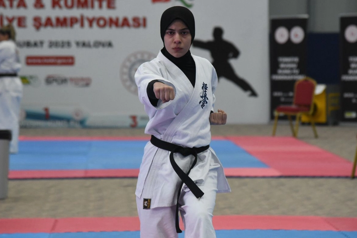 Sakarya Büyükşehir Belediyesi Wushu sporcusu Ayşe Sude Akyüz, Yalova’da gerçekleştirilen