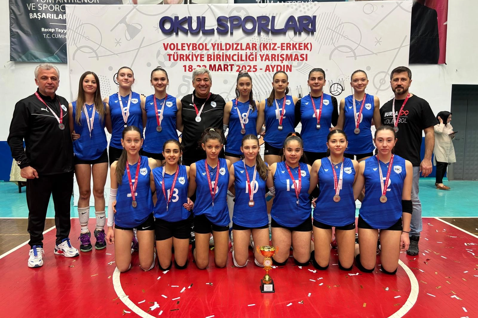 Aydın’da düzenlenen Türkiye Şampiyonası’nda Koç Ortaokulu voleybol takımı, gösterdiği üstün