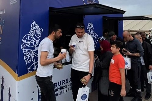 Bursa’da kentin üç farklı noktasında kurulan iftar alanlarında binlerce kişiyi