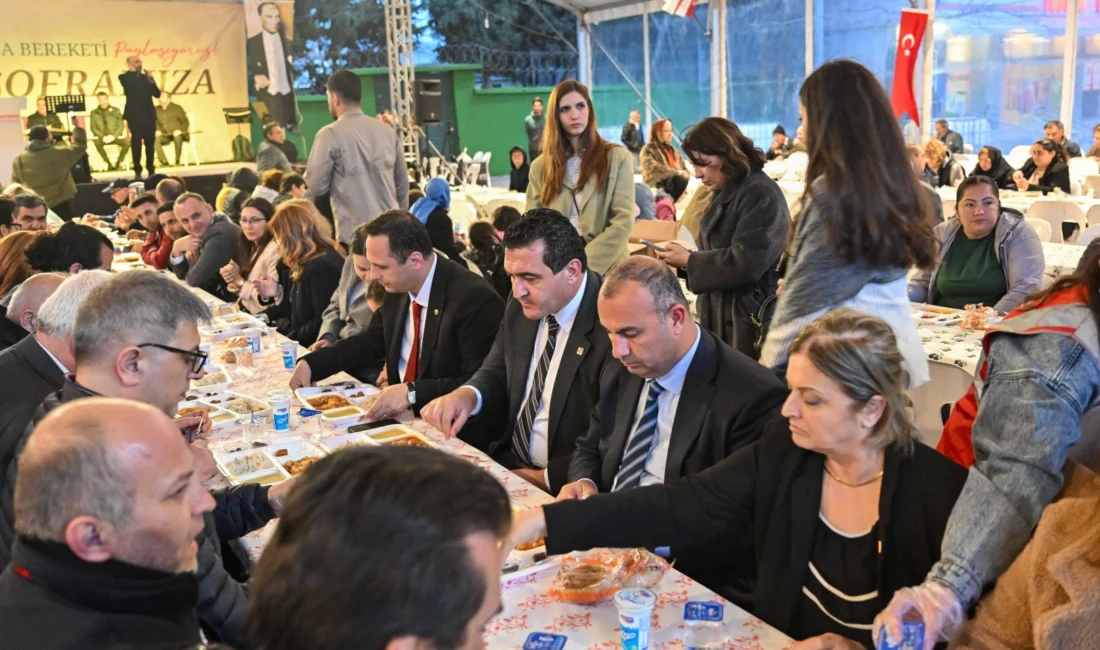 İzmir Bornova Belediyesi Cumhuriyet Meydanı’nda düzenlediği iftarda yaklaşık 1.000 kişiyi