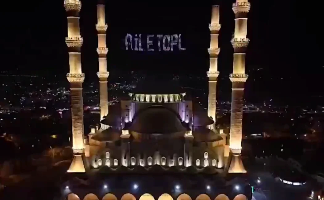 Aile Yılı dolayısıyla Ramazan ayının ikinci yarısında camilerdeki mahyalar, ailenin